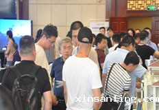 展台人头攒动