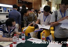 展台人头攒动