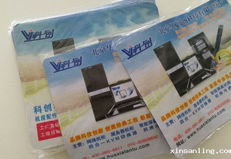 华夏蓝图赞助的鼠标垫以及水性笔摆满签到桌